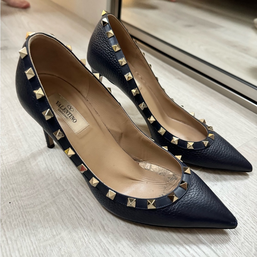 Navy Valentino Garavani size 38.5 heels.